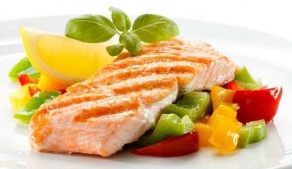 ikan dengan sayur-sayuran untuk diet Dukan
